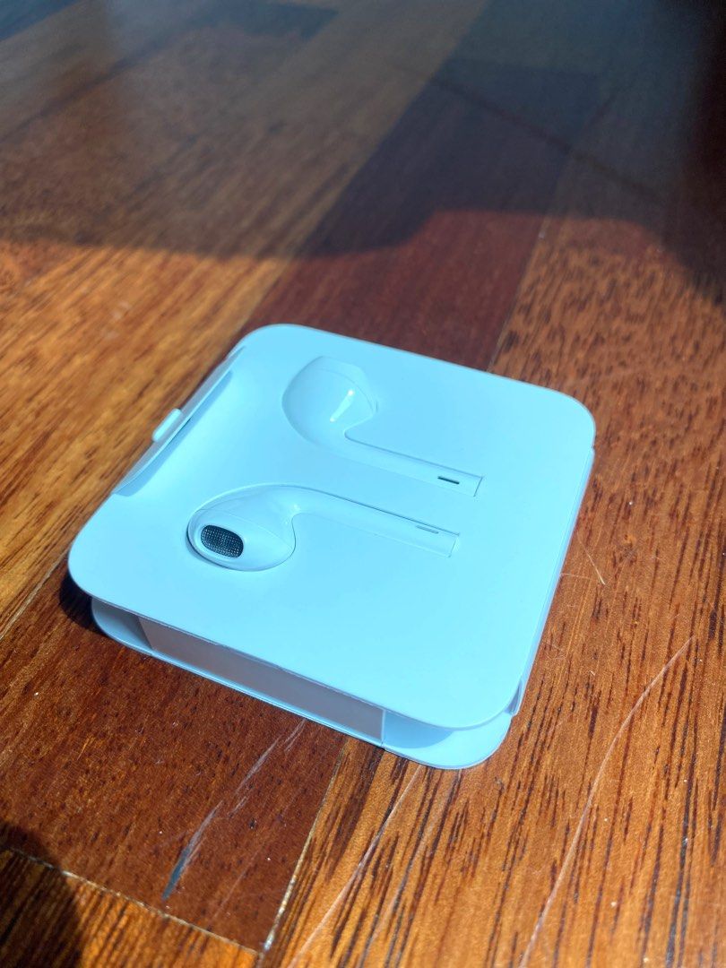 Apple EarPods with Lightning Connector, Audio, Earphones on Carousell