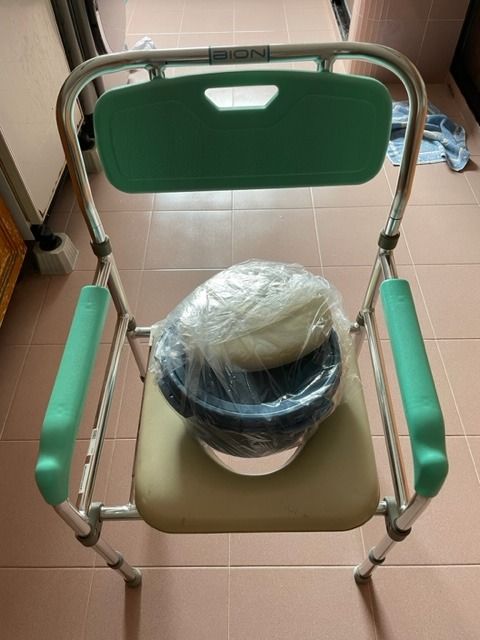 Bion Comode (Category: Other Assistive Aids) located in Singapore. Submitted by ken6969 (Listing ID 1206104907, Image 2). Description: Only used a few times because we needed one with wheels, thus letting it go..