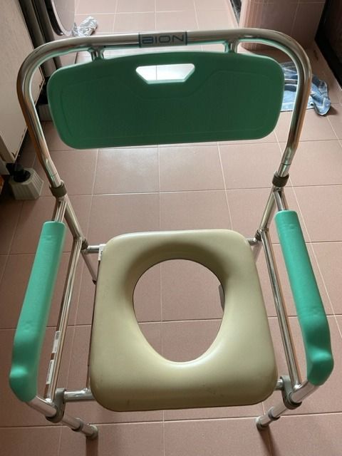 Bion Comode (Category: Other Assistive Aids) located in Singapore. Submitted by ken6969 (Listing ID 1206104907, Image 1). Description: Only used a few times because we needed one with wheels, thus letting it go..