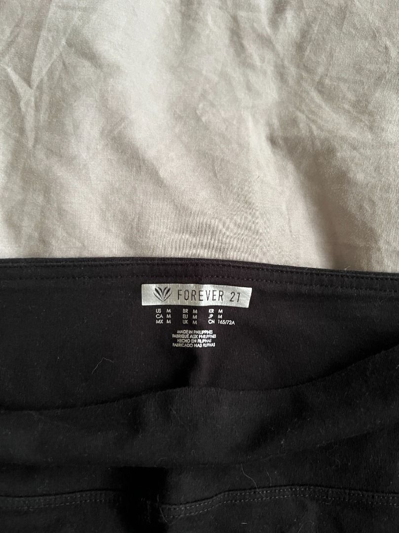 Black and Gray Cotton Leggings (Category: Activewear) located in Mandaluyong City. Submitted by uno.vida (Listing ID 1206106424, Image 2). Description: Highwaisted. Thick and lightweight. Fits M-L or 28-30 waistline. .