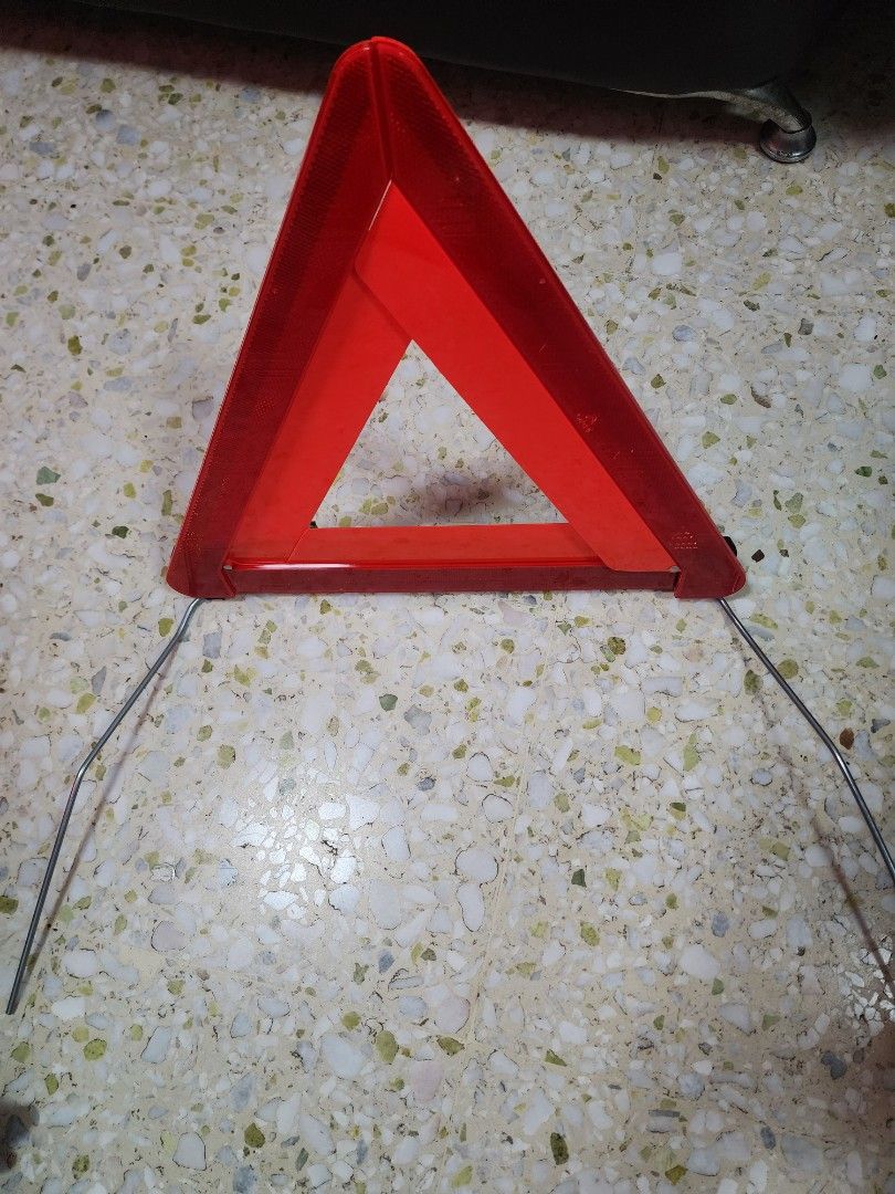 BREAKDOWN WARNING TRIANGLE SIGN, Car Accessories, Accessories on Carousell