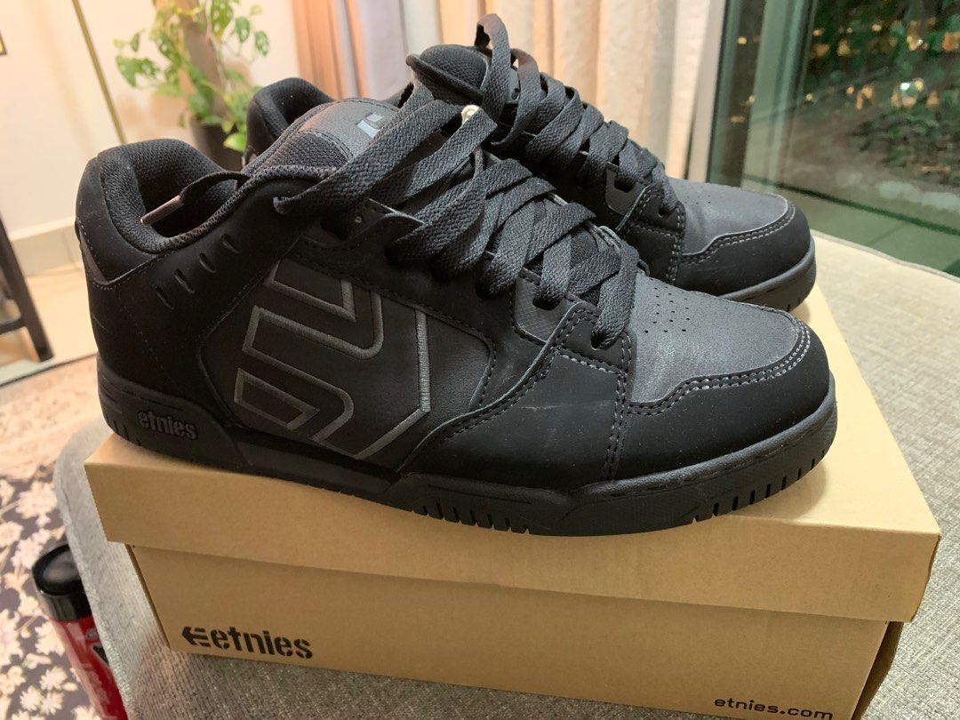 Mike online v etnies