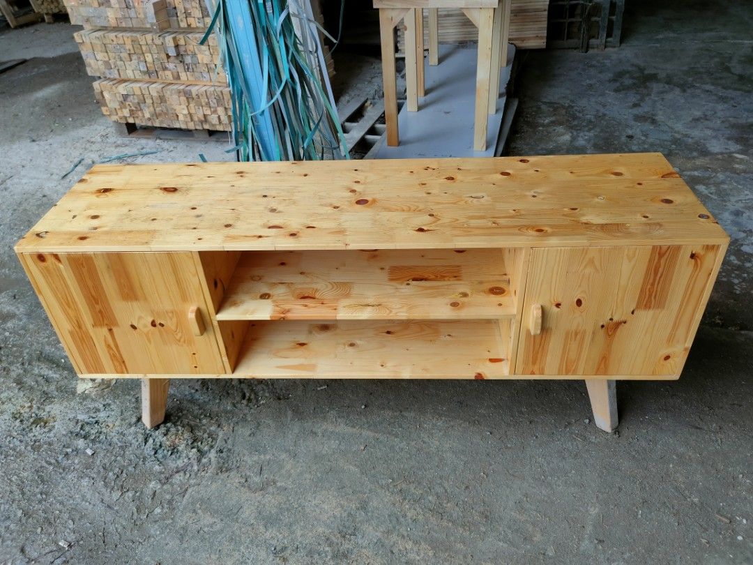 Kabinet Tv Solid Pine (Category: TV Consoles) located in Klang. Submitted by kayumanwork (Listing ID 1206157644, Image 1). Description: Size 5kaki x 16inch x 20inch (PxLxT) 152.5cm x 40.5cm x 51cm (PxLxT) Finishing Clear Glossy Waterproof Not Chipboard wood (Bukan serbuk kayu) Tidak Kembang Durability Free delivery Klang Shah Alam❗❗❗ For more detail don't hesitate contact whatsapp https://wa.me/601116553364.