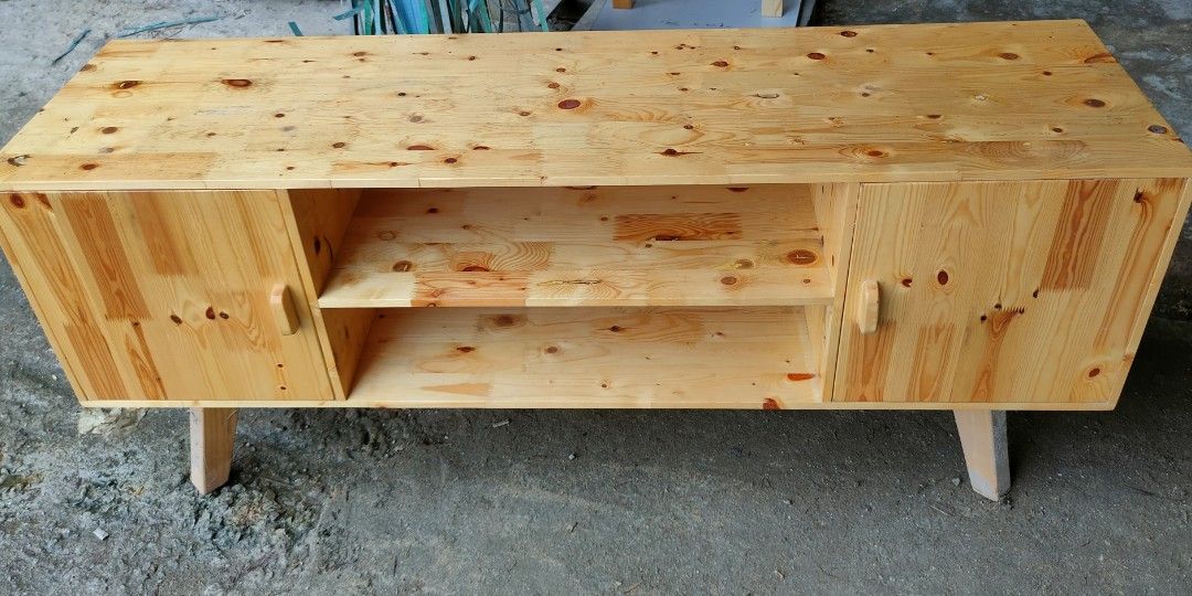 Kabinet Tv Solid Pine (Category: TV Consoles) located in Klang. Submitted by kayumanwork (Listing ID 1206157644, Image 2). Description: Size 5kaki x 16inch x 20inch (PxLxT) 152.5cm x 40.5cm x 51cm (PxLxT) Finishing Clear Glossy Waterproof Not Chipboard wood (Bukan serbuk kayu) Tidak Kembang Durability Free delivery Klang Shah Alam❗❗❗ For more detail don't hesitate contact whatsapp https://wa.me/601116553364.