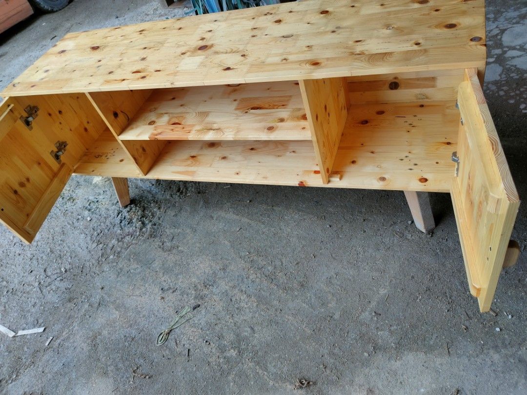Kabinet Tv Solid Pine (Category: TV Consoles) located in Klang. Submitted by kayumanwork (Listing ID 1206157644, Image 3). Description: Size 5kaki x 16inch x 20inch (PxLxT) 152.5cm x 40.5cm x 51cm (PxLxT) Finishing Clear Glossy Waterproof Not Chipboard wood (Bukan serbuk kayu) Tidak Kembang Durability Free delivery Klang Shah Alam❗❗❗ For more detail don't hesitate contact whatsapp https://wa.me/601116553364.