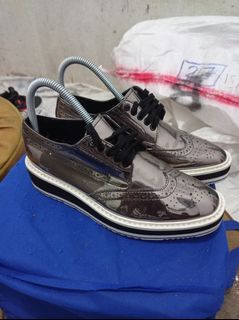 sepatu PRADA