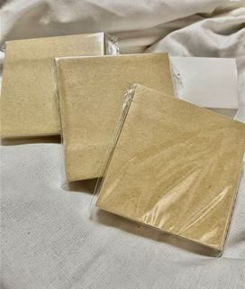 Sticky notes on khaki no lines