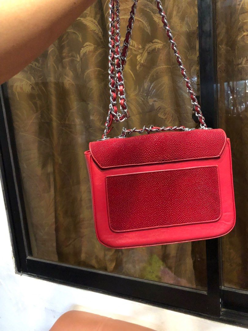 Stingray 2 way bag (Category: Luxury Bags & Wallets) located in Quezon City. Submitted by yunajohan24 (Listing ID 1206116455, Image 2). Description: Stingray handbqg/shoulder bag.