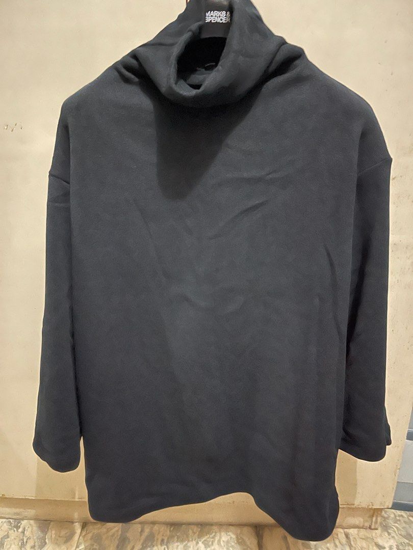 Uniqlo funnel neck pullover (Category: Coats, Jackets and Outerwear) located in Makati City. Submitted by mpr3rd (Listing ID 1206202571, Image 1). Description: Used once on a trip..