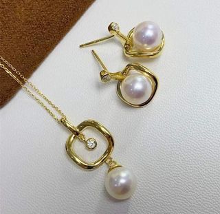 18k Solid Gold Squared Pearl Set
“High Quality Natural Pearls”
with Zirconia Stone 

Pendants (2 designs) same price - 4,650
Earrings - 5,600/pair
Ring - 6,400