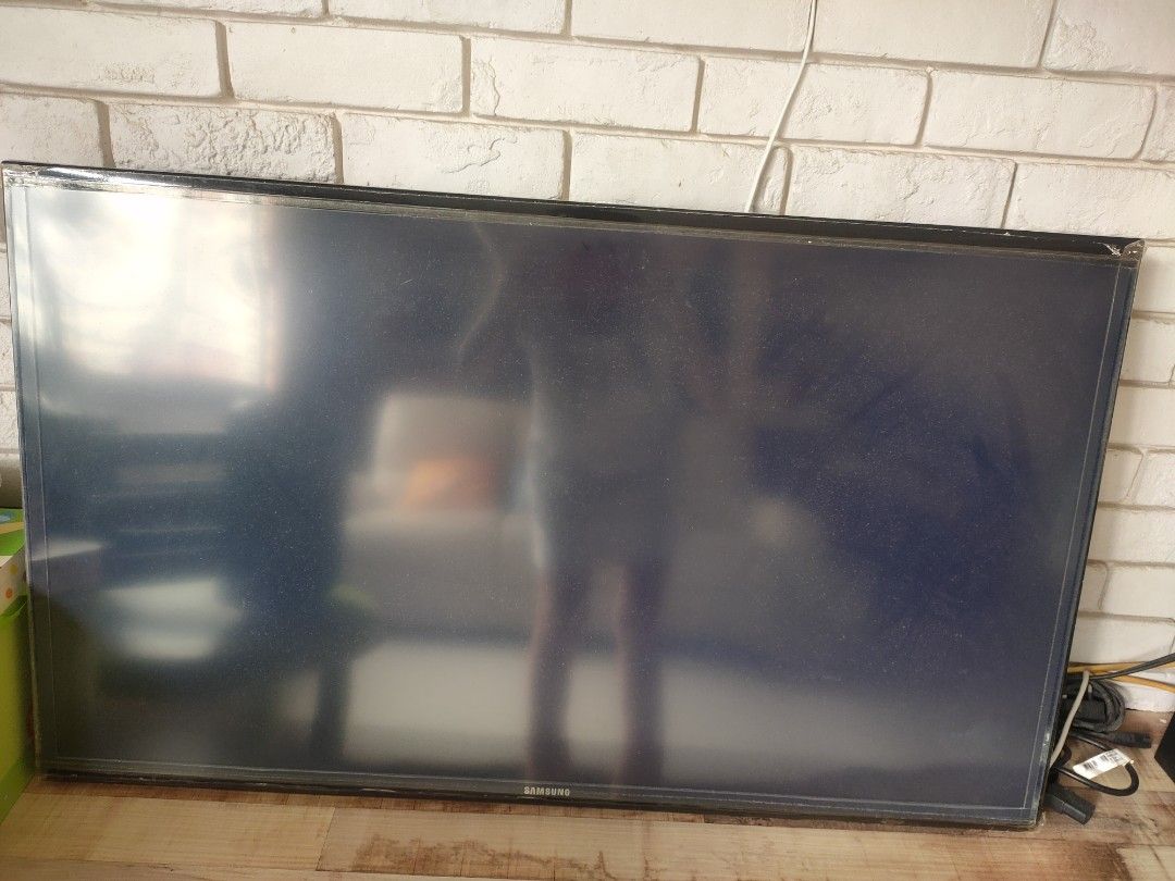 30 inches Samsung TV w wall mount, TV & Home Appliances, TV