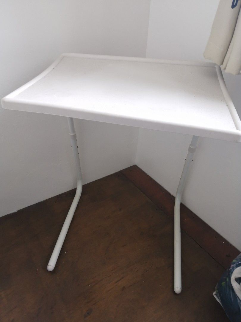 adjustable table (Category: Tables & Sets) located in Bahau. Submitted by pang_jing (Listing ID 1200665472, Image 1). Description: .