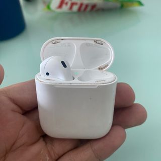 Airpods 2 (Charging + Left Pod)