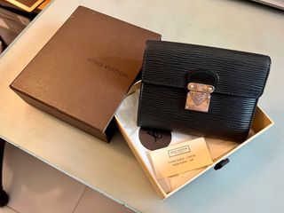 Sale Clearance 👉🏻 Louis Vuitton Double V Compact Wallet, Luxury, Bags &  Wallets on Carousell