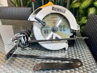 DeWalt Circular Saw 1200W DWE561 with new blade