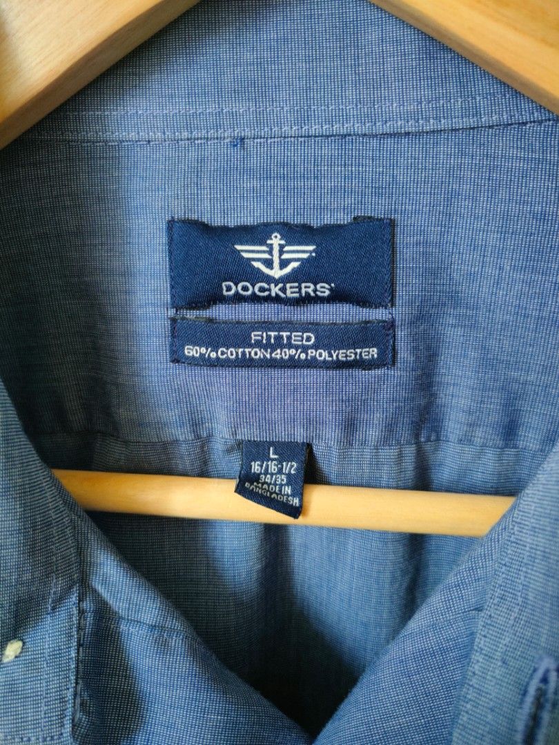 Dockers Shirt (Category: Formal Shirts) located in Johor Bahru. Submitted by sekenhen.je (Listing ID 1200736593, Image 3). Description: Kemeja Dockers Formal Blue Size L fit to XL Pit 23 inch x Length 30 inch Condition 10/10 superb like New 💯 Material ✨✨✨ p/s : Baju memang cantik, sesuai yang kerja office/. Jarang pakai sebab kerja selalu pakai tshirt hahaha.