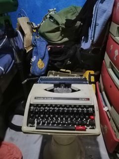 F/S: Olympia Traveler Deluxe S Typewriter  (1975))