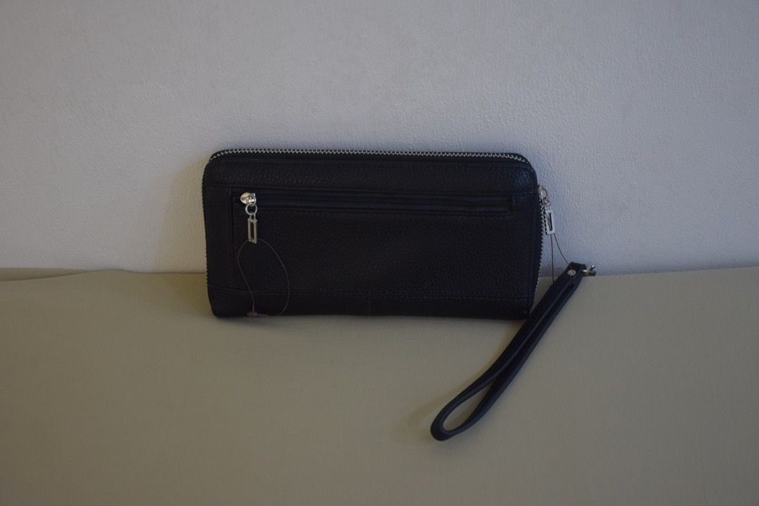 G by Guess GBG Wallet (from US) (Black) (Category: Luxury Bags & Wallets) located in Santa Rosa. Submitted by ysabelle88 (Listing ID 1200638549, Image 3). Description: G by Guess GBG Wallet (from US) - Good as new, never been used - Original and bought from the US - In good condition, no damages RFS: Need funds Price is still negotiable.