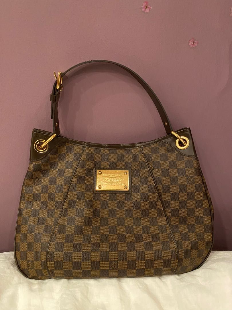 LOUIS VUITTON Damier Ebene Galliera PM (Category: Luxury Bags & Wallets) located in Quezon City. Submitted by michaelacd (Listing ID 1200621545, Image 2). Description: BIG DISCOUNT FOR A LIMITED TIME ONLY from 90k to 70,000 only!! LOUIS VUITTON Damier Ebene Galliera PM - well used with minor flaws. still in great shape and condition - open top with magnetic snap closure - has 3 compartments inside - adjustable strap - interior lining is still cle