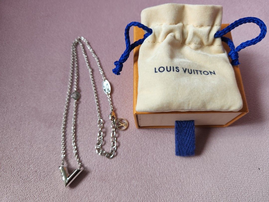 Shop Louis Vuitton 2022 Cruise Lv iconic necklace (M00596) by