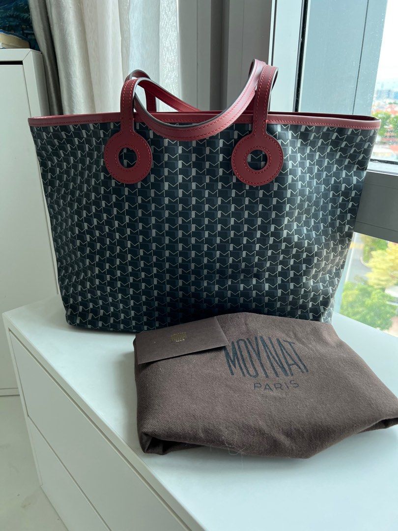 Feel tré chic and effortless with this Moynat Ruban Duo MM Indigo