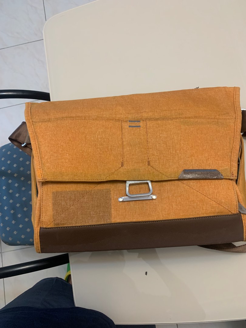 Peak design messenger V1, Photography, Photography Accessories, Camera Bags & Carriers on Carousell