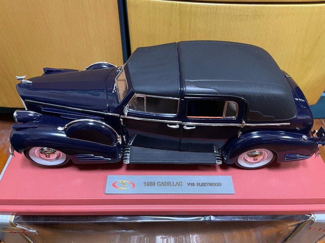 Signature Models 1:18 Cadillac V16 Fleetwood Year 1938 red