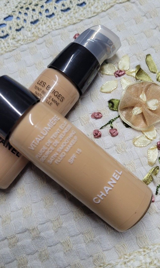 CHANEL LES BEIGES Healthy Glow Foundation Hydration and Longwear B30  (medium with neutral undertones)