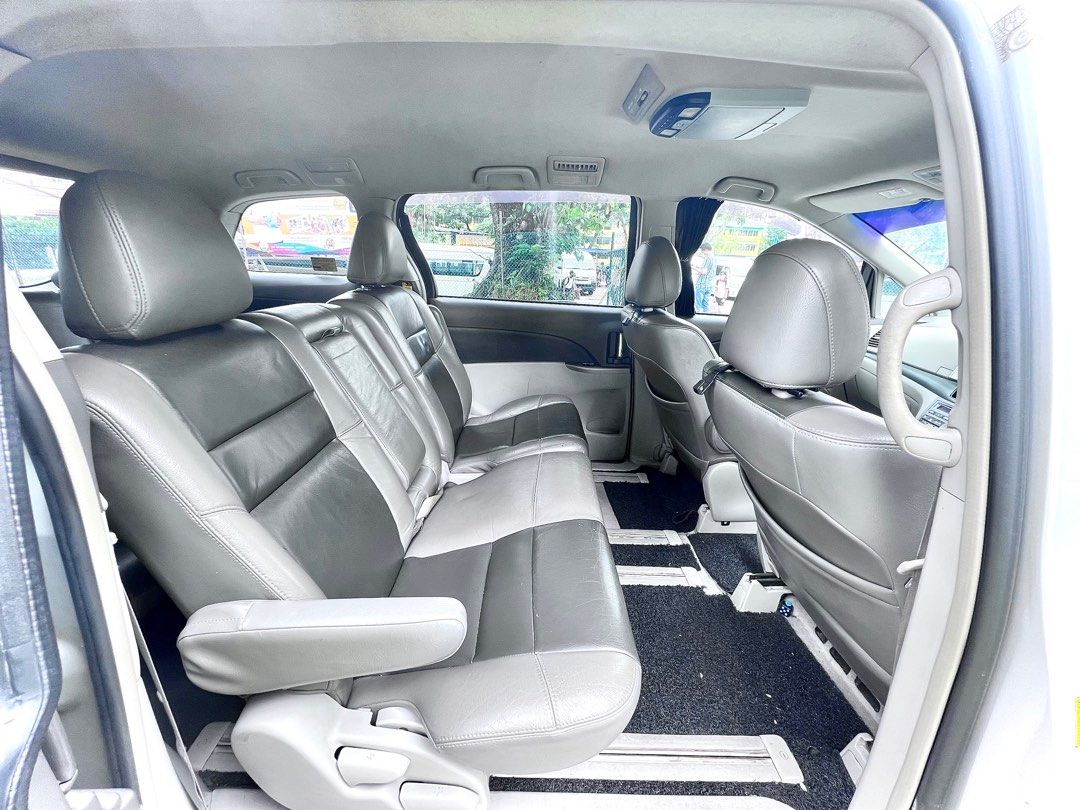 8 seat car toyota
