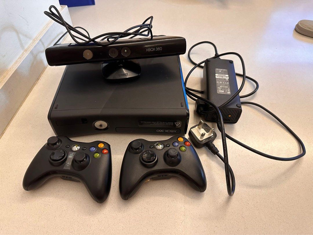 Xbox console + Kinect + 2 wireless controllers, Video Gaming, Video