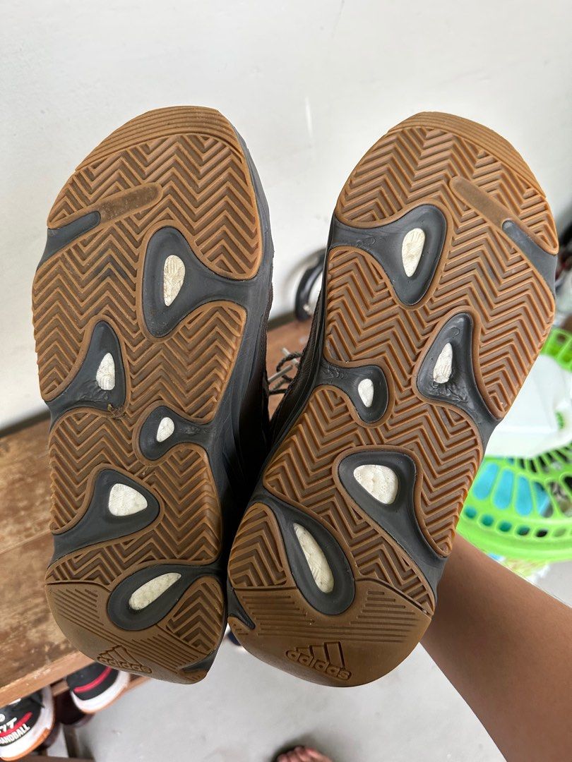 yeezy 700 bottom of shoe