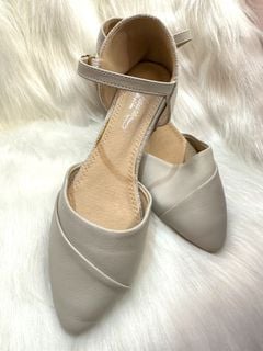Super easy to match and comfortable! Light gray flats đĽżđ64207223104385110