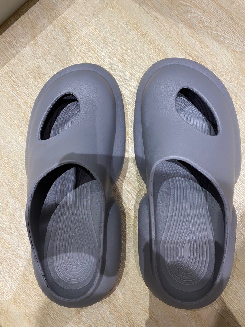 damn 250 for Alien Slides (Category: Slippers & Slides) located in Quezon City. Submitted by Always_Disposing (Listing ID 1206497468, Image 2). Description: Chunky Alien Slides fitted only slight creases size 42-43 but fits like 9US nike Got this in the orange app for 1399 selling low got 2 pcs.