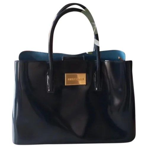 Bimba y lola navy bag (not for fussy buyers) (Category: Tote Bags) located in Singapore. Submitted by prettyincredible (Listing ID 1206470972, Image 1). Description: Condition 1/10, NOT for fussy buyers Bag is really dirty, can be cleaned Leather still holding up very well Frayed edges on handles, can be burnt away Selling as is - no cleaning provided $8 for same day self collect Meet up at Shell Macpherson only.