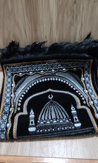 #Bye2022 Sajadah pria hitam