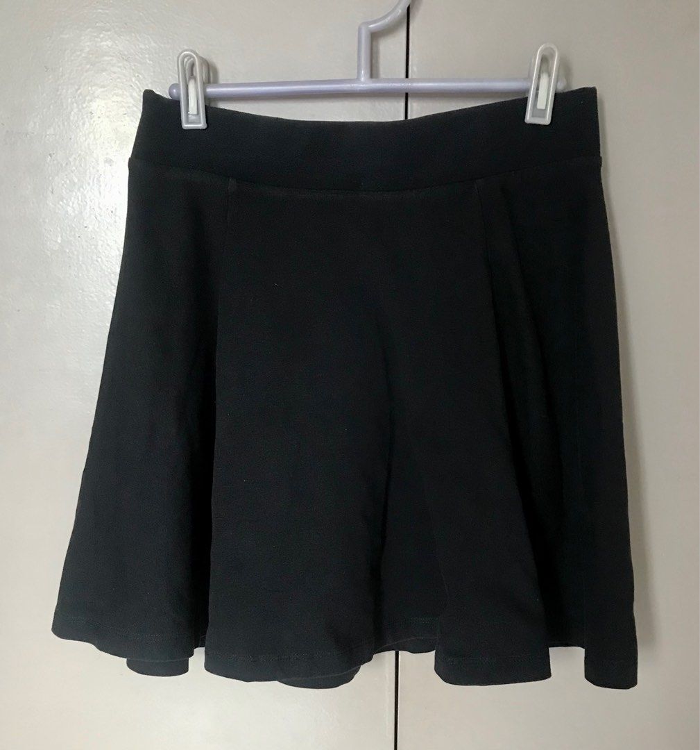 Divided by H&M Skater Skirt (Category: Skirts) located in Pasig City. Submitted by krisjv85 (Listing ID 1206473849, Image 1). Description: Short skater skirt in sturdy jersey with an elasticated waist. Color: Black Size: US Small. Fits 26”-27” waistline Material: 95% cotton; 5% spandex ✔️Garterized waistband ✔️No pockets ✔️Apart from usual signs of usage, no other issues/flaws Mode of Payment: 1) Bank transfer/deposit via BPI or LBP 2) Grab Pabil