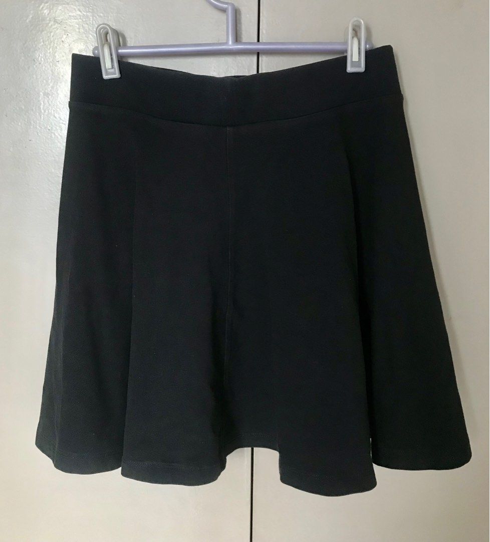 Divided by H&M Skater Skirt (Category: Skirts) located in Pasig City. Submitted by krisjv85 (Listing ID 1206473849, Image 2). Description: Short skater skirt in sturdy jersey with an elasticated waist. Color: Black Size: US Small. Fits 26”-27” waistline Material: 95% cotton; 5% spandex ✔️Garterized waistband ✔️No pockets ✔️Apart from usual signs of usage, no other issues/flaws Mode of Payment: 1) Bank transfer/deposit via BPI or LBP 2) Grab Pabil
