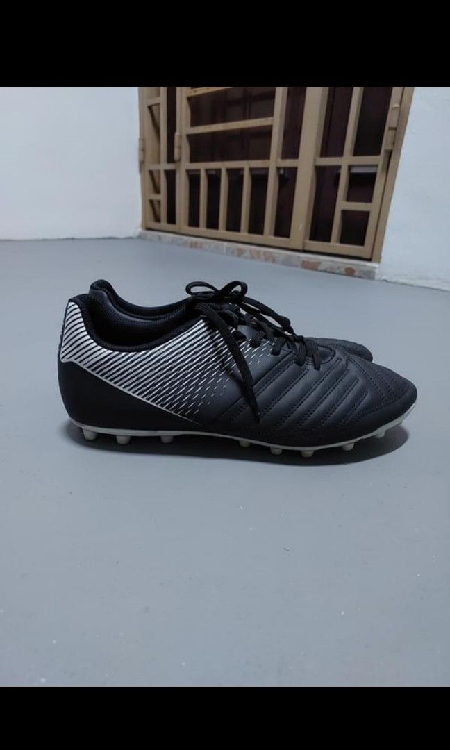 Football Boots Kipsta Agility 100 FG Black, Men's Fashion, Footwear