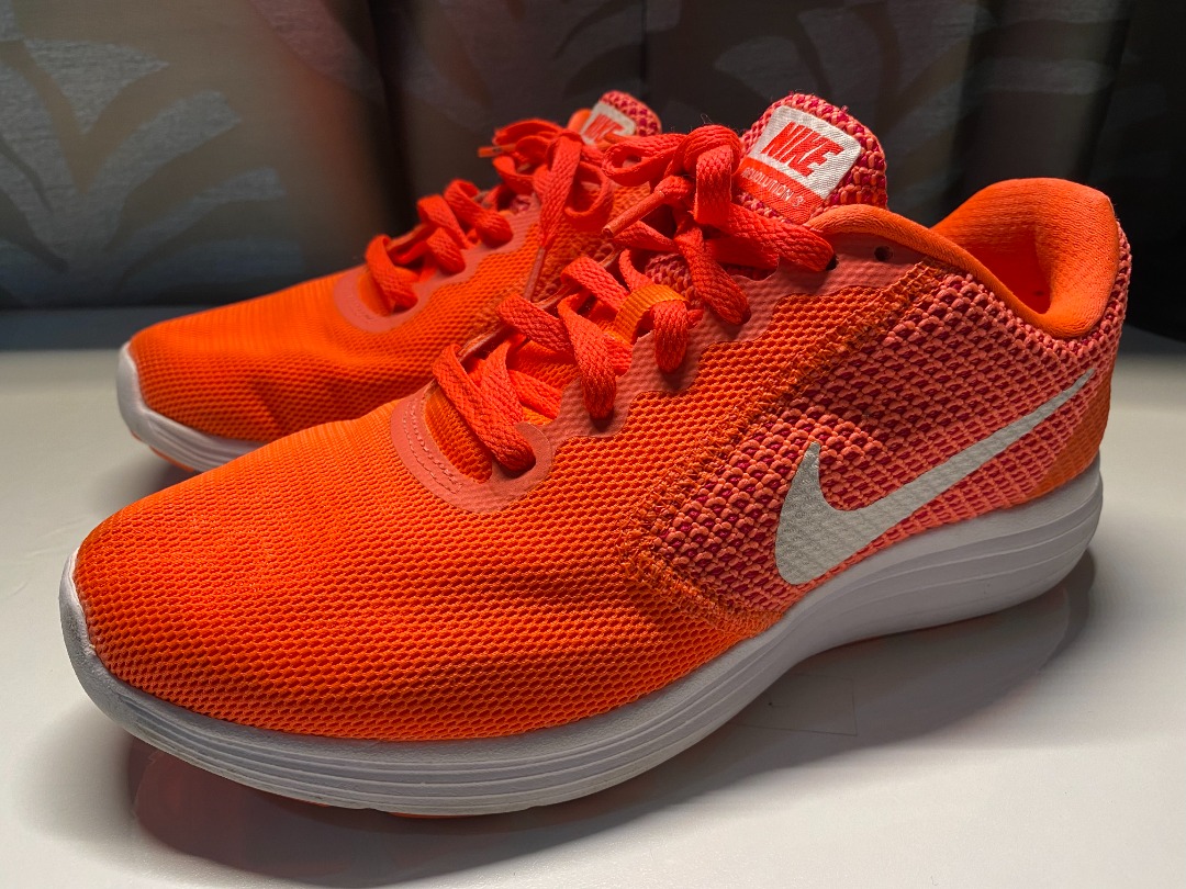 Nike women online revolution 3