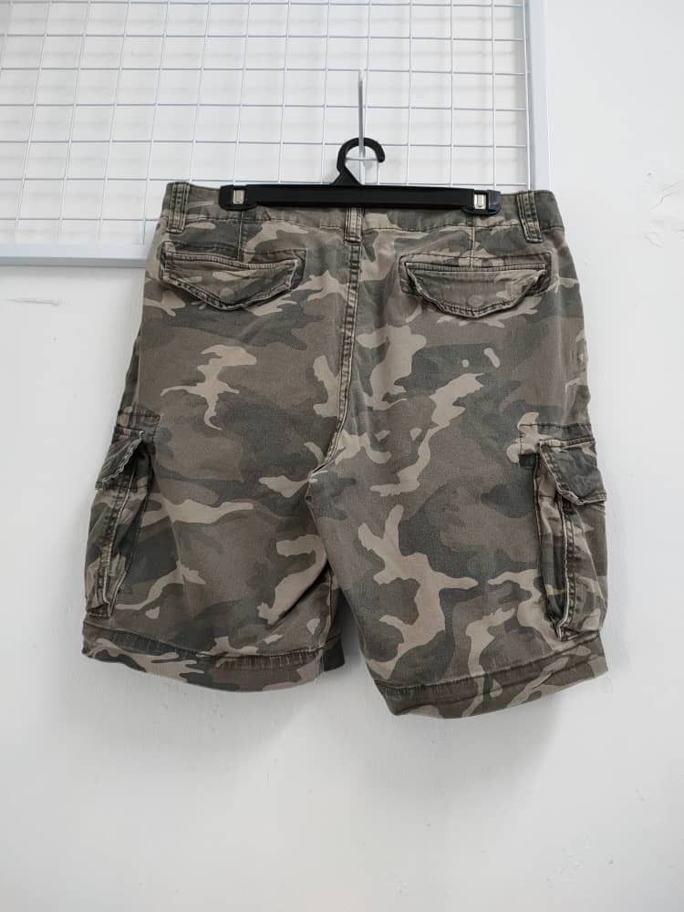 OLD NAVY LIVED IN STRAIGHT CARGO SHORT PANTS Men s Fashion