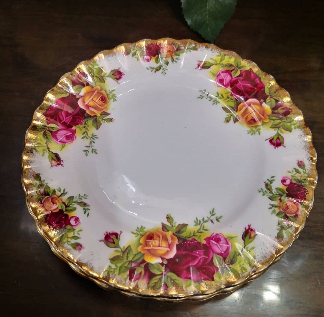 Royal Albert 4place setting (Category: Dinnerware & Cutlery) located in Calamba. Submitted by variety_items718 (Listing ID 1206448937, Image 2). Description: Royal Albert 4place setting 1 salad plate 1 bread plate 1 saucer 1 tea cup No issue Made in England.