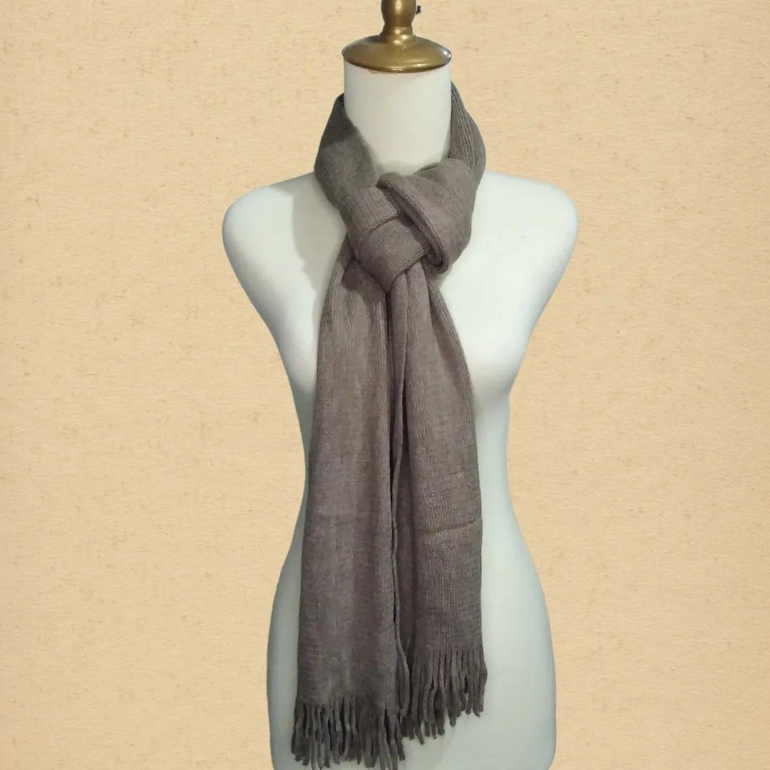 UNIQLO SCARF SYAL UNISEX ), Fesyen Wanita, Aksesoris di Carousell