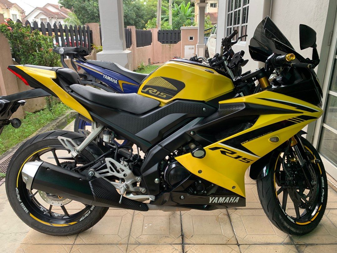 R15 v3 yellow shop black