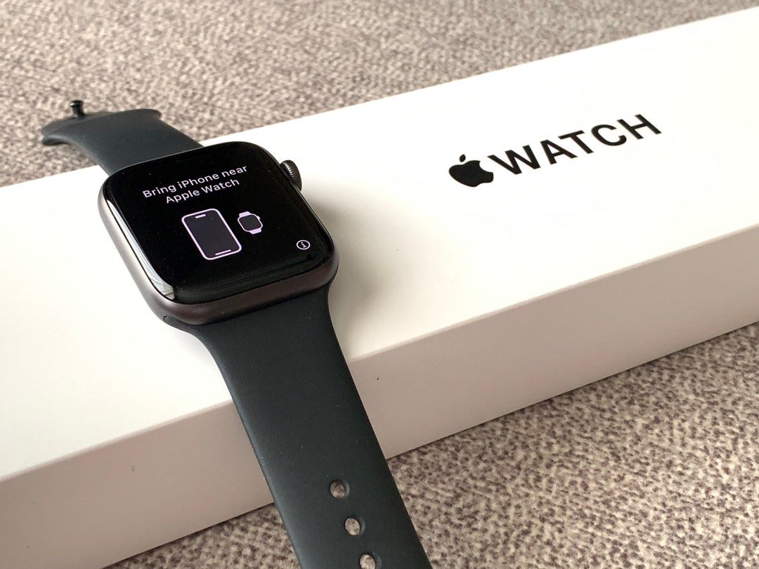 Apple Watch SE Space Gray Aluminum Case Black Sport Band 44mm