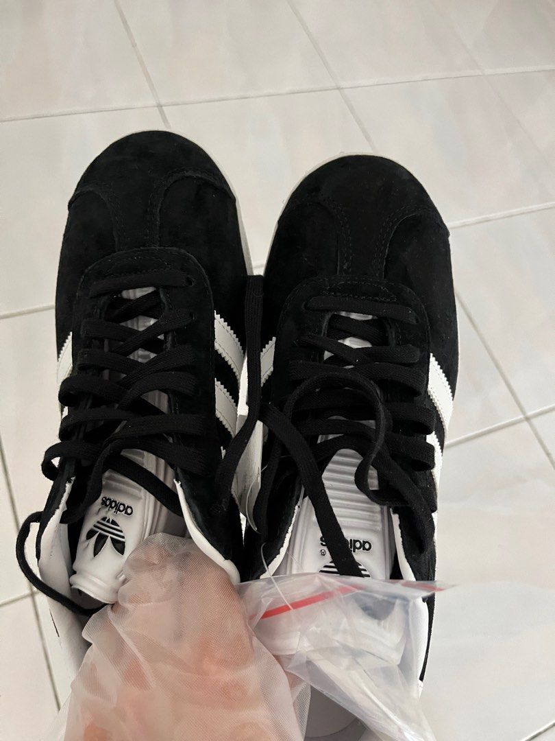 Adidas gazelle black top size 6