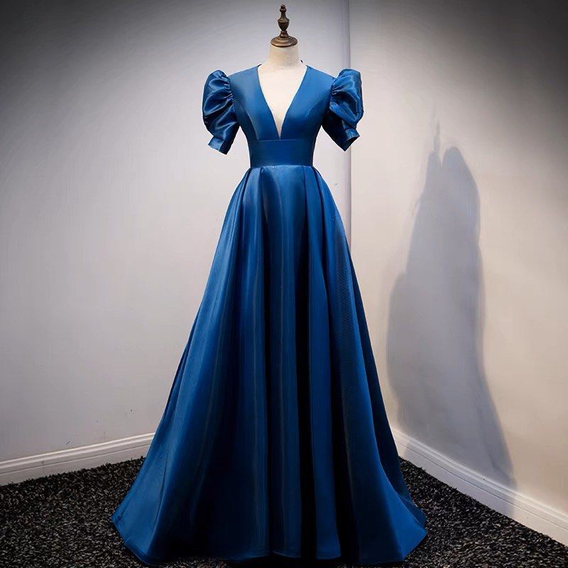 Low cut gown 2025
