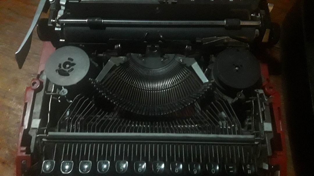 Brother Valiant 413 Typewriter RED VARIANT (RARE), Hobbies & Toys