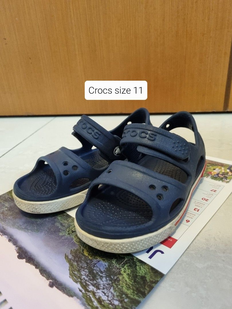 Size 6 best sale boys crocs