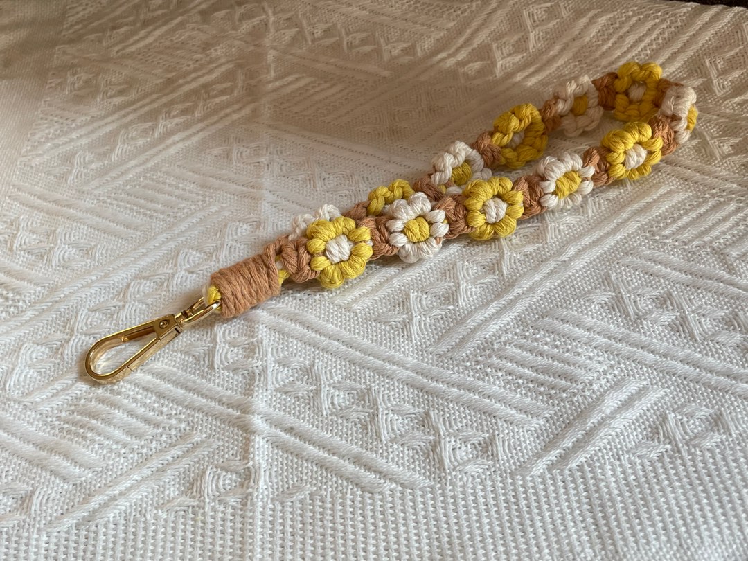 Handmade Macrame Flower phone strap Camera Strap Wristlet  花花手機掛繩電話繩掛頸繩全人手編織🌸 可客製, 名牌, 飾物及配件- Carousell
