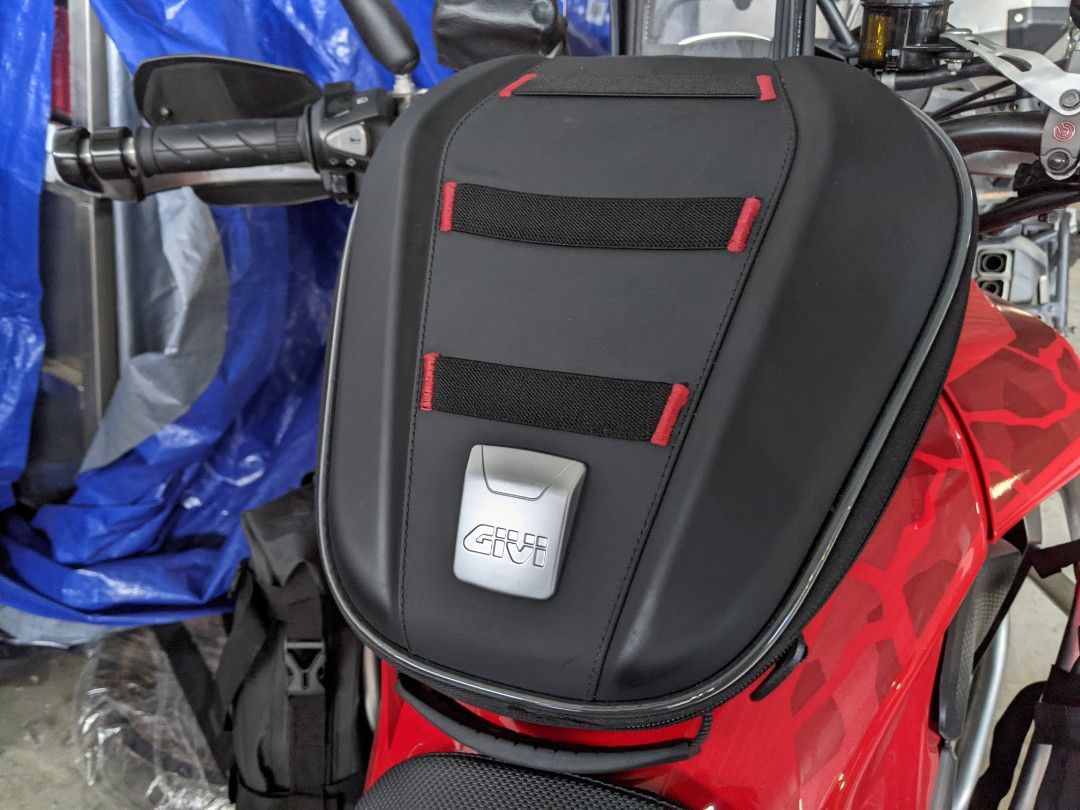 Givi ST610 10l Tank Bag, Motorcycles, Motorcycle Accessories on Carousell